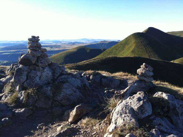 Crête volcanique face aux monts d'Auvergne