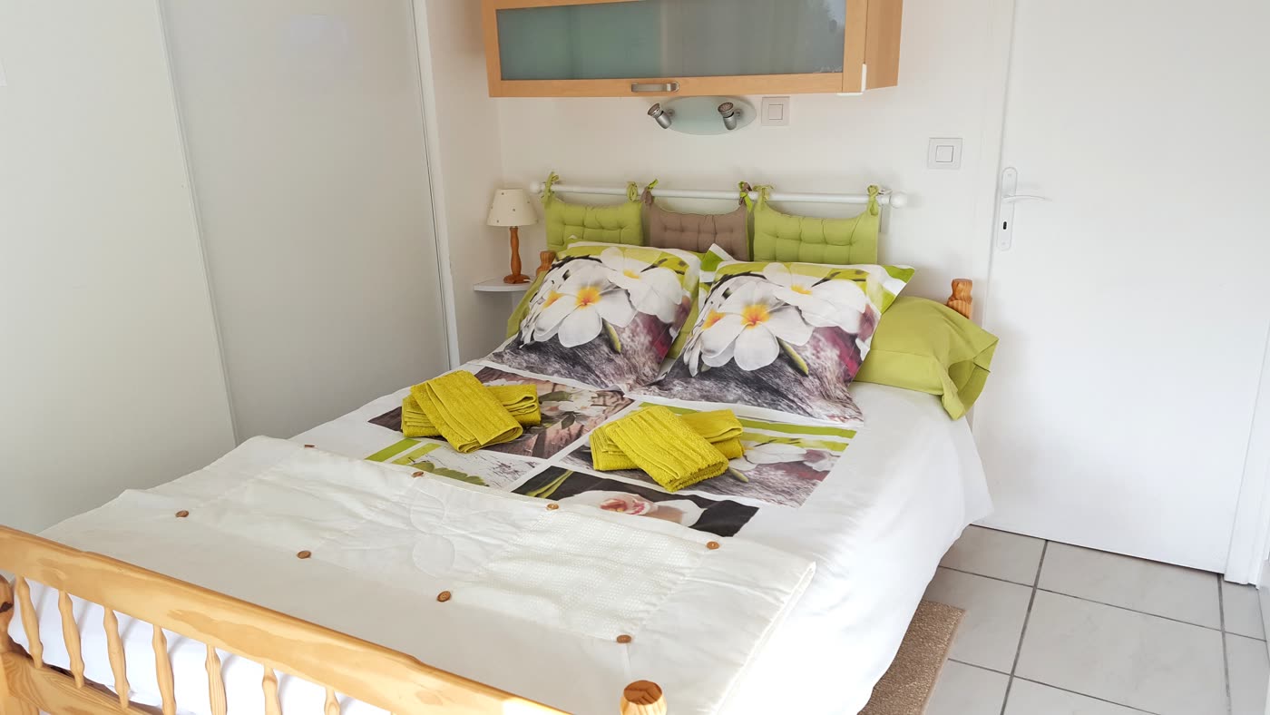 Chambre avec lit double et vue sur le jardin